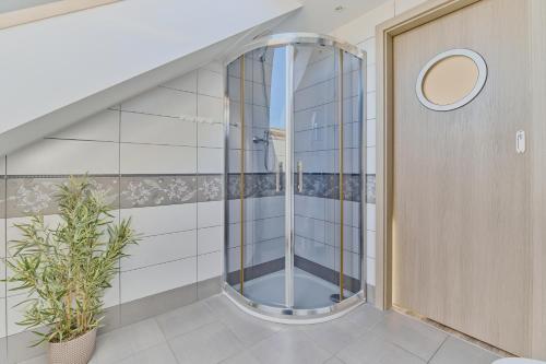a glass elevator in a house with a staircase at Villa Konwalia in Grzybowo