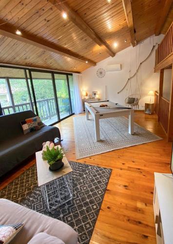 un salon avec un canapé et une table dans l'établissement Grand Gîte CLIMATISE Ma Maison de Vacances proche de La Rochelle 10 personnes, à Saint-Médard-dʼAunis