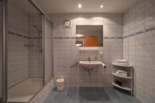 bagno con lavandino, doccia e servizi igienici di Residenz Hopfensee a Füssen
