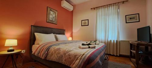 sypialnia z łóżkiem z pluszowym misiem w obiekcie Villa Sunset w mieście Stoupa