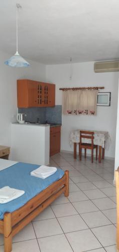 uma cozinha com uma mesa e uma sala de jantar em Aggelos Kefalonia Lassi em Lassi