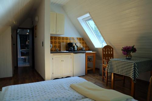 a kitchen with a bed and a table in a room at Atelierhaus Tannenweg in Worpswede
