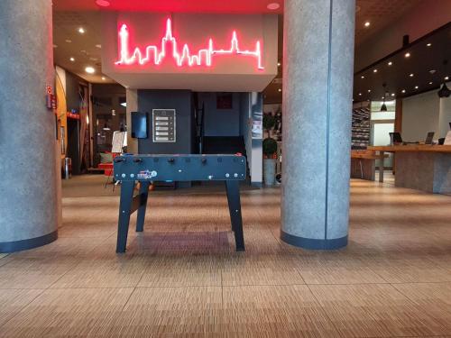 ibis Warszawa Centrum في وارسو: طاولة تنس في وسط المبنى
