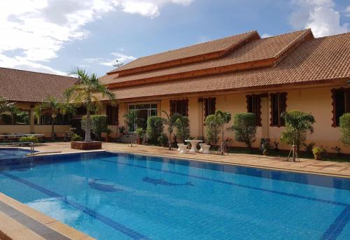 a large swimming pool in front of a building at Changthai Comfort Guest House in Ban Nong Phai