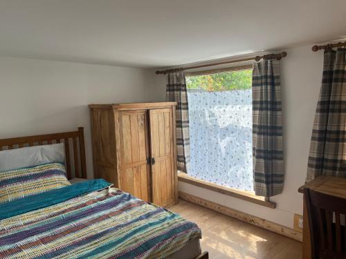 - une chambre avec un lit et une fenêtre avec des rideaux dans l'établissement Nikolay’s House, à Bristol