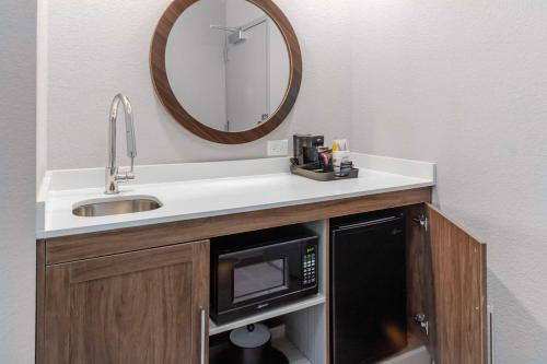 印第安納波利斯的住宿－Hampton Inn & Suites Indianapolis West Speedway，浴室设有水槽和镜子下的微波炉