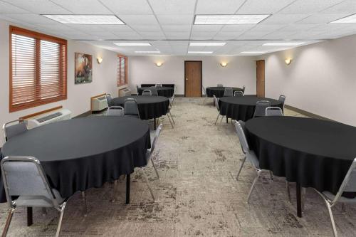 a conference room with black tables and chairs at Links Bos Landen Hotel & Spa of Pella, Trademark by Wyndham in Pella