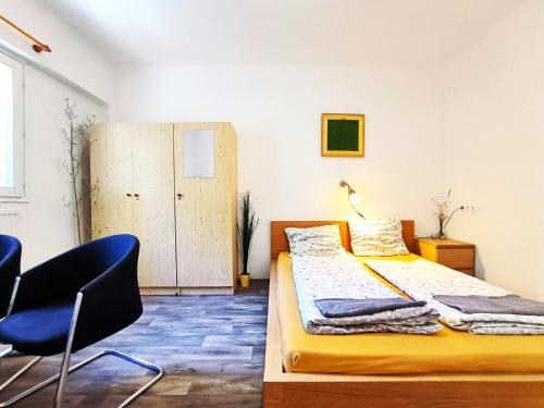 1 dormitorio con 1 cama y sillas en Caesar Residence en Budapest