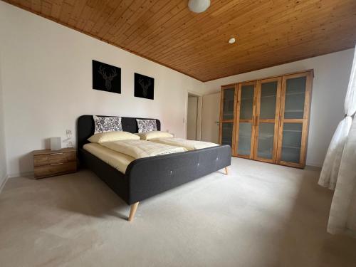 Schlafzimmer mit einem Bett mit Holzdecke in der Unterkunft Sonnenhof in Melsungen