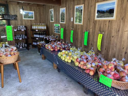 a store with a bunch of fruits and vegetables on display at 果樹園グランピングヴィラHARASAWA in Minakami