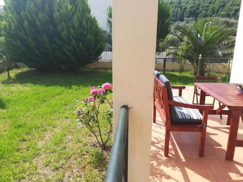 Κήπος έξω από το Rent your own house in Pefki/Evoia.