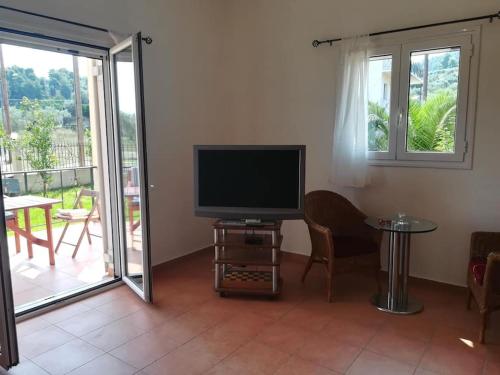 Μια τηλεόραση ή/και κέντρο ψυχαγωγίας στο Rent your own house in Pefki/Evoia.
