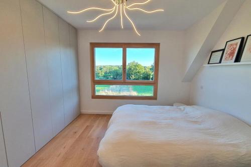 une chambre avec un grand lit et une fenêtre dans l'établissement Modern House 3 rooms/Jacuzzi pool/quiet near Basel, à Helfrantzkirch