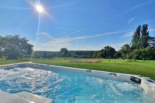 un bain à remous au milieu d'un champ dans l'établissement Modern House 3 rooms/Jacuzzi pool/quiet near Basel, à Helfrantzkirch