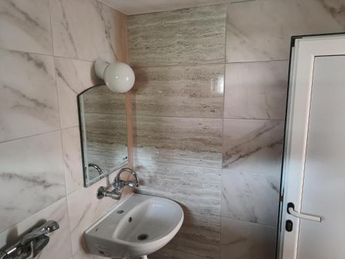 La salle de bains est pourvue d'un lavabo et d'un miroir. dans l'établissement Eli Guest House, à Balchik