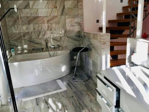 Phòng tắm tại Single Haus auf mehreren Ebenen - herzlich willkommen in der lichtdurchfluteten Casa Carina