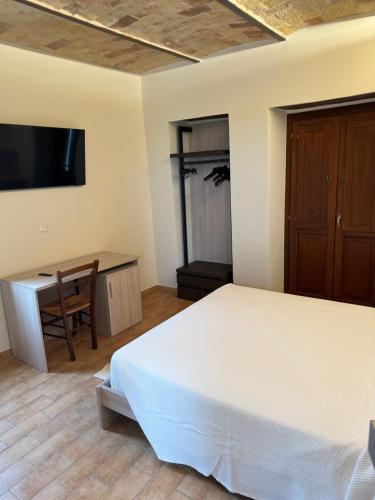ランチャーノにあるAgriturismo La Rosa Dei Ventiのベッドルーム(ベッド1台、デスク、テレビ付)