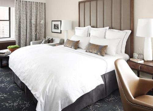Un pat sau paturi într-o cameră la Maki zu Hotel