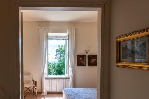 a bedroom with a window and a bed in a room at Uviglie Apartments in Rosignano Monferrato