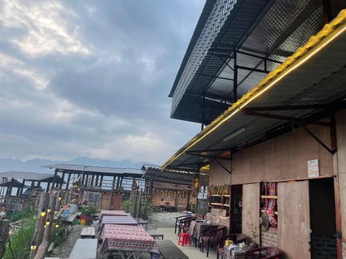 an outdoor market with tables and chairs and a building at Bao Lac Homestay Hostel & Coffee in Bảo Lạc