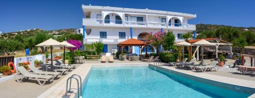 un hotel con piscina y un edificio en Havania Apartments, en Agios Nikolaos