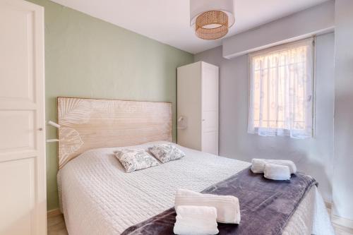 1 dormitorio con 1 cama con 2 toallas en T2 vue mer à Saint-Clair, en Le Lavandou