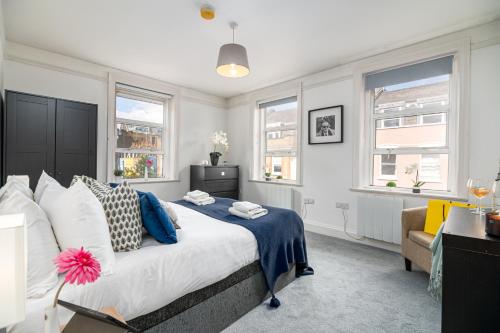 ロンドンにあるSelfridges Parkside Haven - 2 Bedroom Apartmentのベッドルーム1室(ベッド1台、ソファ、窓付)