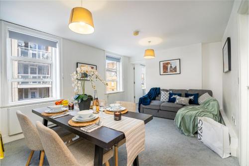 ロンドンにあるSelfridges Parkside Haven - 2 Bedroom Apartmentのリビングルーム(テーブル、ソファ付)