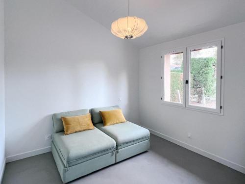 un salon avec un canapé et une fenêtre dans l'établissement Charmante maison avec Jardin, à Angresse