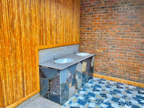 een badkamer met 2 wastafels in een bakstenen muur bij Mom's homestay in Ninh Binh