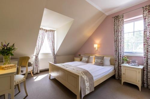um quarto com uma cama e uma janela em Café Wildau Hotel & Restaurant am Werbellinsee em Schorfheide
