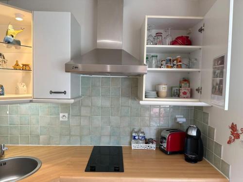 ラ・ボールにある3Très Beau logement, idéalement situé , Plages, Port & Vélo à Dispのシンクとコンロのあるキッチン