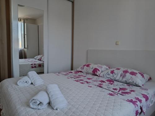 A bed or beds in a room at Veske
