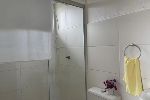 ein Bad mit einer Dusche, einem WC und einem Waschbecken in der Unterkunft Casa condomínio fechado. in Petrolina