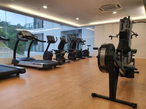 ein Fitnessstudio mit einem Haufen Heimtrainer in einem Raum in der Unterkunft WESTAY Studio 1 Bedroom Near KK City Airport and Tg Aru Beach in Kota Kinabalu