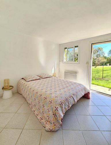 une chambre avec un lit et une grande fenêtre dans l'établissement Appartement lumineux et calme en rez-de-jardin, à Castanet-Tolosan