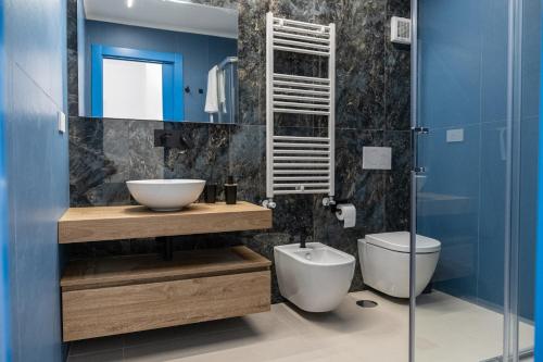 ein Badezimmer mit Waschbecken und Toilette in der Unterkunft La Chicca Apartments Castellammare Di Stabia in Castellammare di Stabia