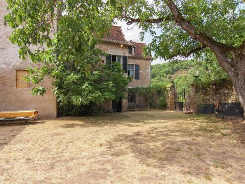 CénevièresにあるHistoric mansion by the River Lot in C nevi resの木の家の前の空庭