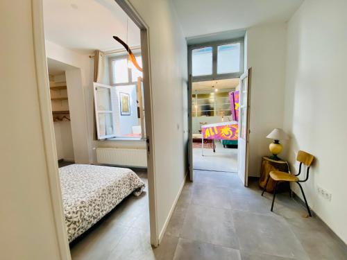 une chambre avec un lit et un grand miroir dans l'établissement Oasis Urbaine - Spacieux et calme avec patio, à Lille