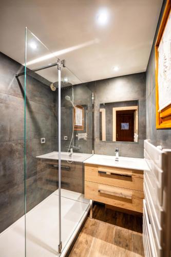 une salle de bain avec douche et lavabo dans l'établissement Bozel Rez de Chausse T1, à Bozel