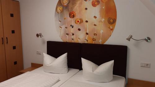 1 dormitorio con 1 cama con almohadas blancas en Hotel am Schloss, en Dippoldiswalde