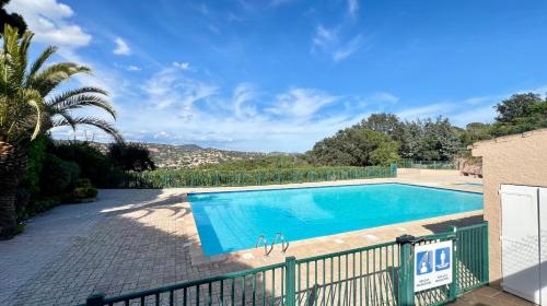 - une piscine dans une villa avec un palmier dans l'établissement Superbe Villa EmmaZen climatisée, à Sainte-Maxime