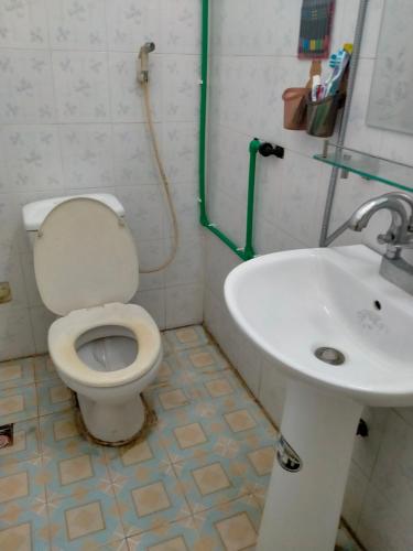 een badkamer met een toilet en een wastafel bij Nhà Anh - Sửu in Dien Bien Phu