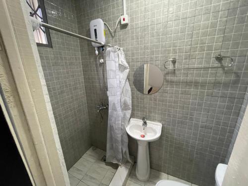 uma casa de banho com um WC e um lavatório em Confortable 2 bedrooms - Center of Osu noble house em Acra