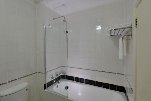 The Balmoral في ديربان: حمام مع حوض استحمام ومرحاض