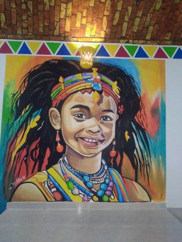een schilderij van een meisje met een kroon op haar hoofd bij malindy KA ماليندى كا in Aswan