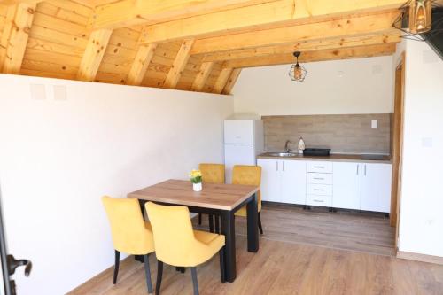 Dapur atau dapur kecil di Bungalov Mila