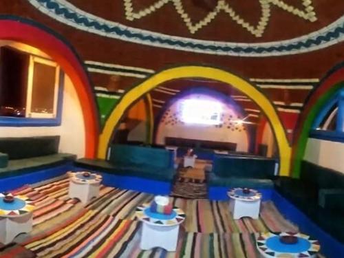una stanza con tavolo e sedie in una stanza di malindy KA ماليندى كا a Aswan