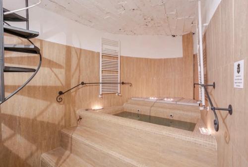 ein Bad mit einer Badewanne und einem Fenster in der Unterkunft Aurora Medieval House in Sermoneta