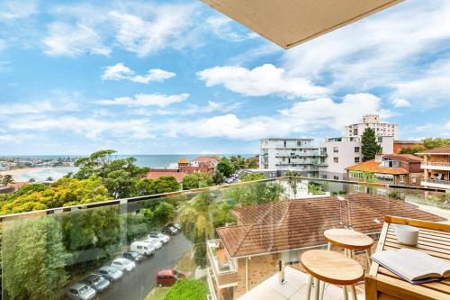 ein Balkon mit Blick auf die Stadt in der Unterkunft Endless Views by Sydney Dreams with Parking in Sydney